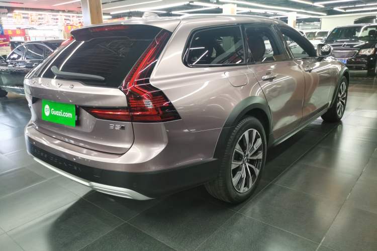 Used Volvo V90 2023 Cross Country B5 AWD Smart Range Edition Exterior 3