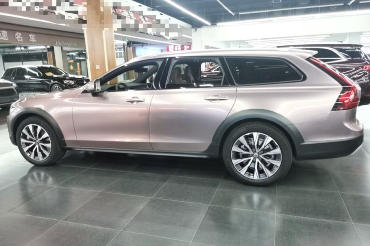 Used Volvo V90 2023 Cross Country B5 AWD Smart Range Edition Exterior 5