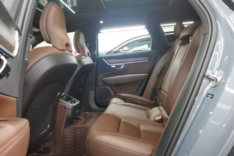 Used Volvo V90 2023 Cross Country B5 AWD Smart Range Edition Interior 1