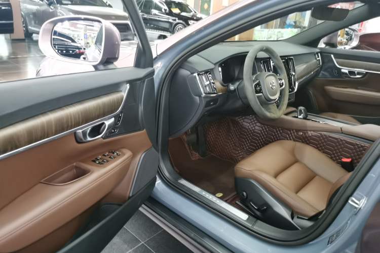 Used Volvo V90 2023 Cross Country B5 AWD Smart Range Edition Interior 2