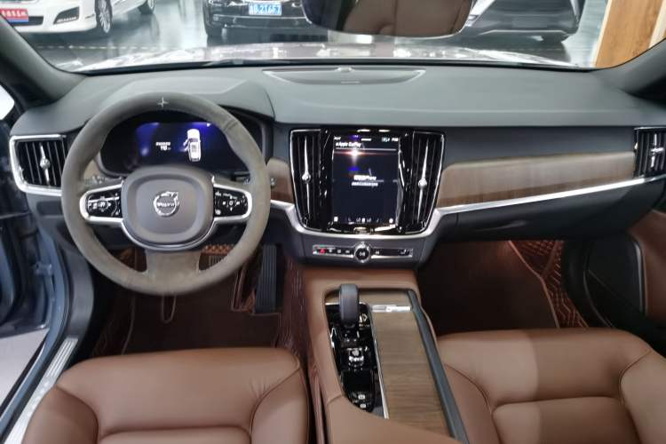 Used Volvo V90 2023 Cross Country B5 AWD Smart Range Edition Interior 3