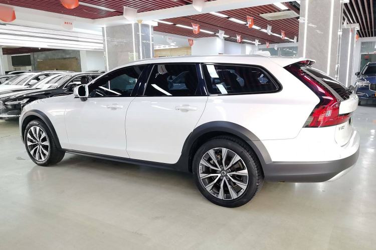Used Volvo V90 2021 Cross Country B5 AWD Smart Range Edition Exterior 5