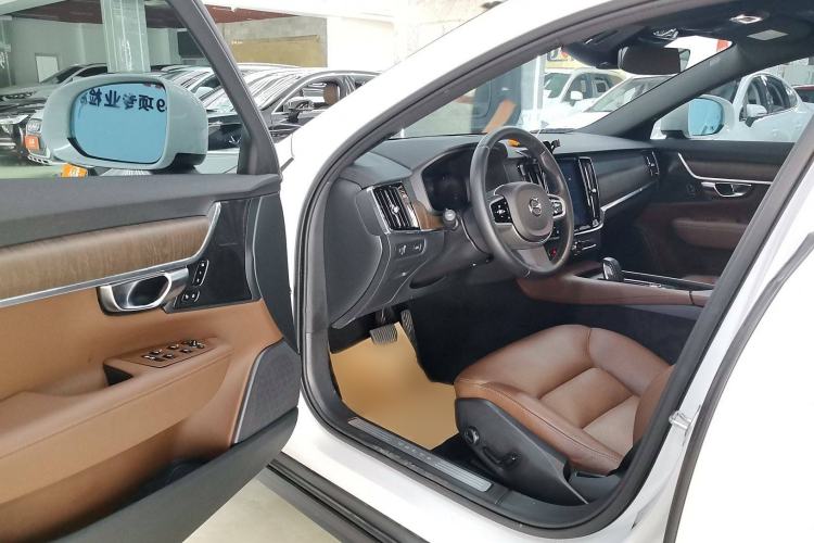 Used Volvo V90 2021 Cross Country B5 AWD Smart Range Edition Interior 2