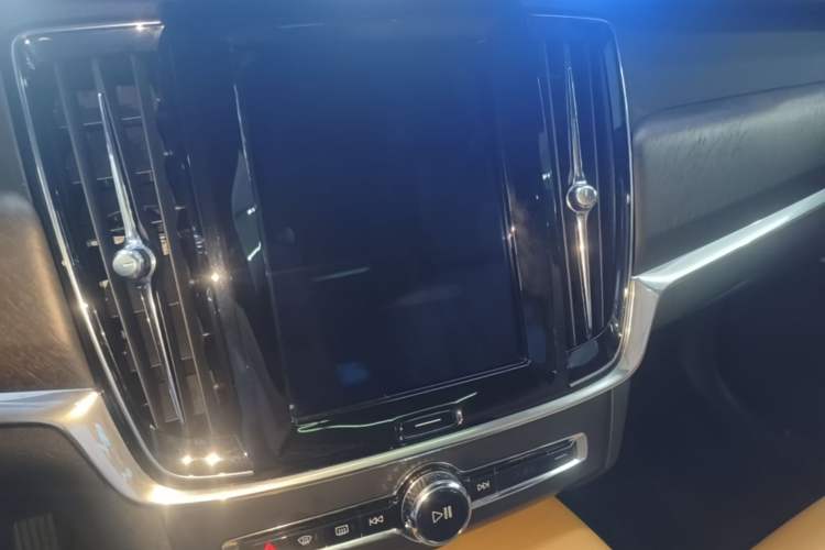 Used Volvo V90 2017 Cross Country T5 AWD Smart Range Edition Audio And AC Panel