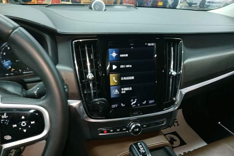 Used Volvo V90 2017 Cross Country T5 AWD Prestige Edition Audio And AC Panel