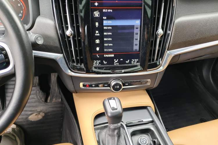 Used Volvo V90 2017 Cross Country T5 AWD Smart Range Edition Audio And AC Panel