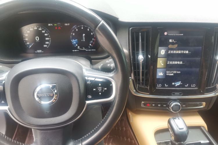 Used Volvo V90 2017 Cross Country T5 AWD Smart Range Edition Center Console