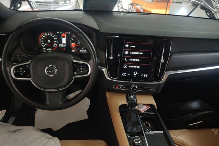 Used Volvo V90 2017 Cross Country T5 AWD Smart Range Edition Center Console