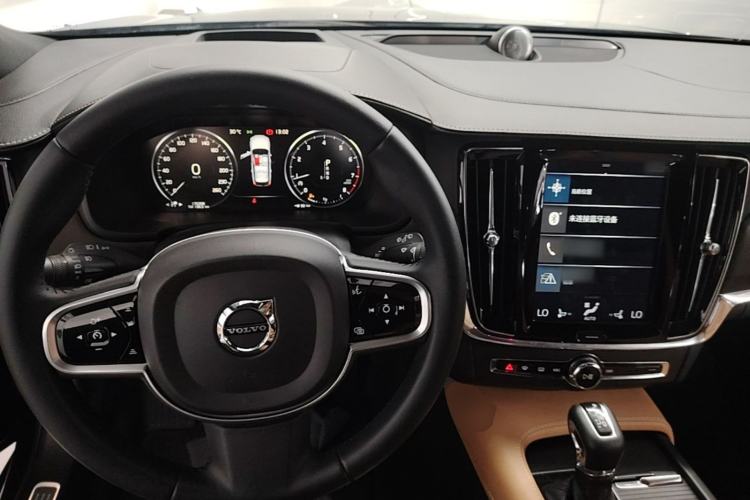 Used Volvo V90 2017 Cross Country T5 AWD Prestige Edition Center Console