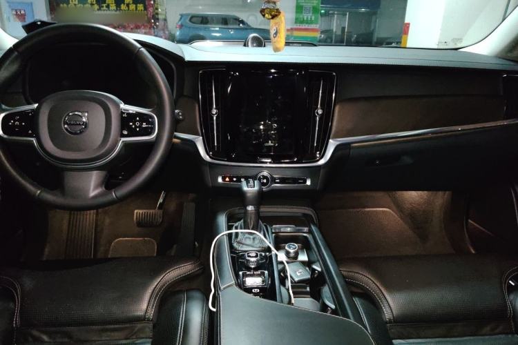 Used Volvo V90 2017 Cross Country T5 AWD Prestige Edition Center Console