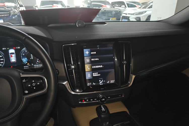 Used Volvo V90 2017 Cross Country T5 AWD Smart Range Edition Center Console