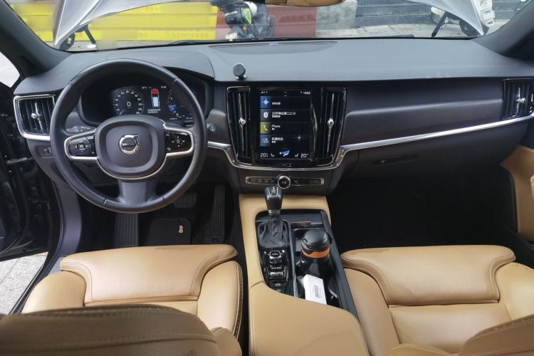 Used Volvo V90 2017 Cross Country T5 AWD Smart Range Edition Center Console