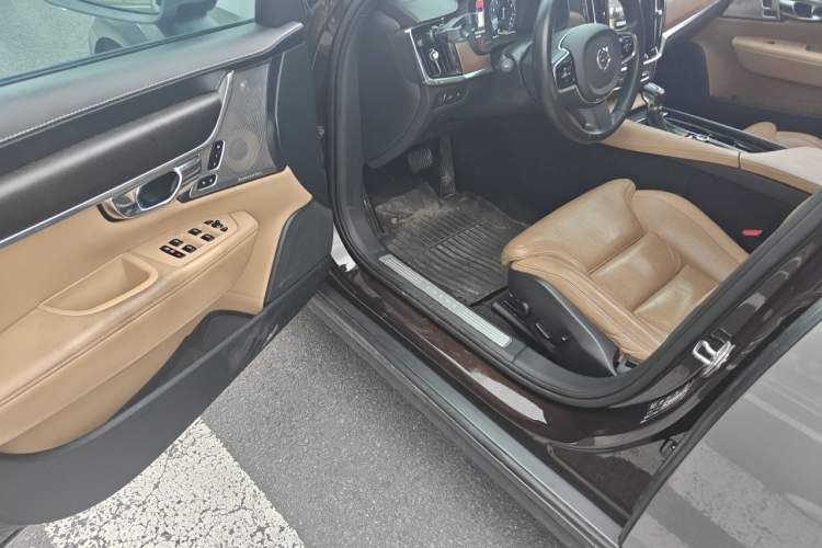 Used Volvo V90 2017 Cross Country T5 AWD Prestige Edition Driver Seat