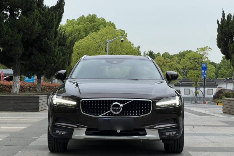 Used Volvo V90 2017 Cross Country T5 AWD Prestige Edition Exterior 1