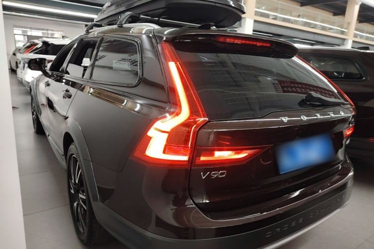 Used Volvo V90 2017 Cross Country T5 AWD Prestige Edition Exterior 2