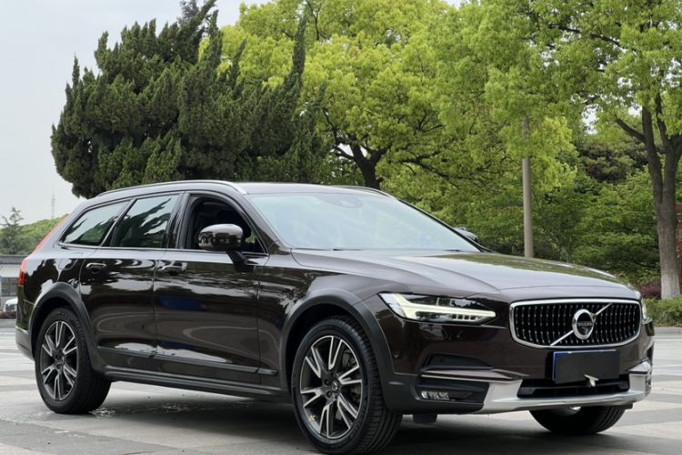 Used Volvo V90 2017 Cross Country T5 AWD Prestige Edition Exterior 3