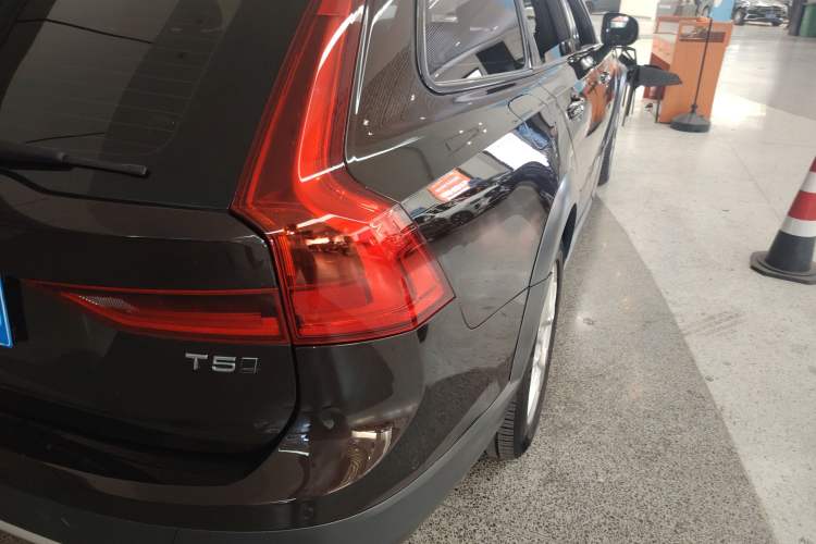 Used Volvo V90 2017 Cross Country T5 AWD Smart Range Edition Exterior 3