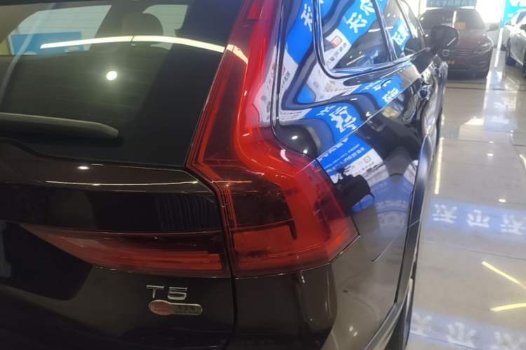 Used Volvo V90 2017 Cross Country T5 AWD Smart Range Edition Exterior 3