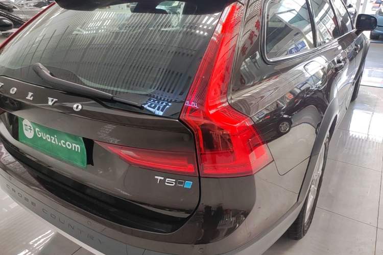Used Volvo V90 2017 Cross Country T5 AWD Smart Range Edition Exterior 3