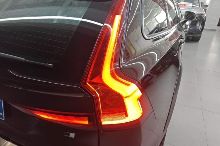 Used Volvo V90 2017 Cross Country T5 AWD Smart Range Edition Exterior 3