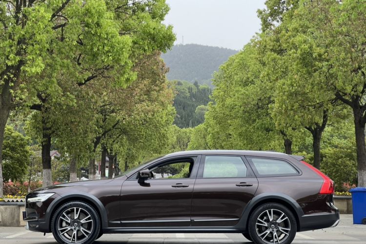 Used Volvo V90 2017 Cross Country T5 AWD Prestige Edition Exterior 4