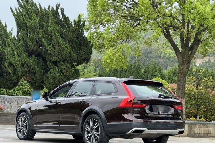 Used Volvo V90 2017 Cross Country T5 AWD Prestige Edition Exterior 5