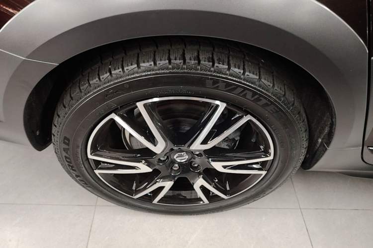 Used Volvo V90 2017 Cross Country T5 AWD Prestige Edition Exterior 5