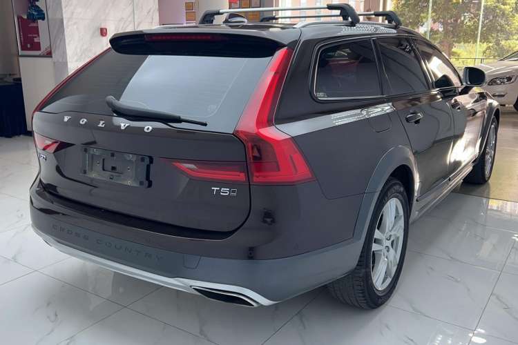 Used Volvo V90 2017 Cross Country T5 AWD Smart Range Edition Exterior 5