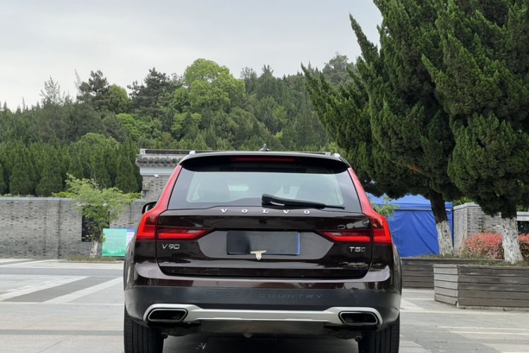 Used Volvo V90 2017 Cross Country T5 AWD Prestige Edition Exterior 6