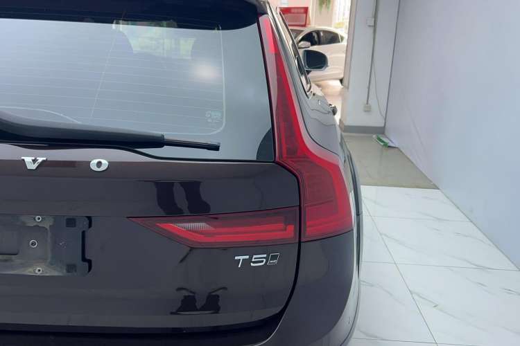 Used Volvo V90 2017 Cross Country T5 AWD Smart Range Edition Exterior 6