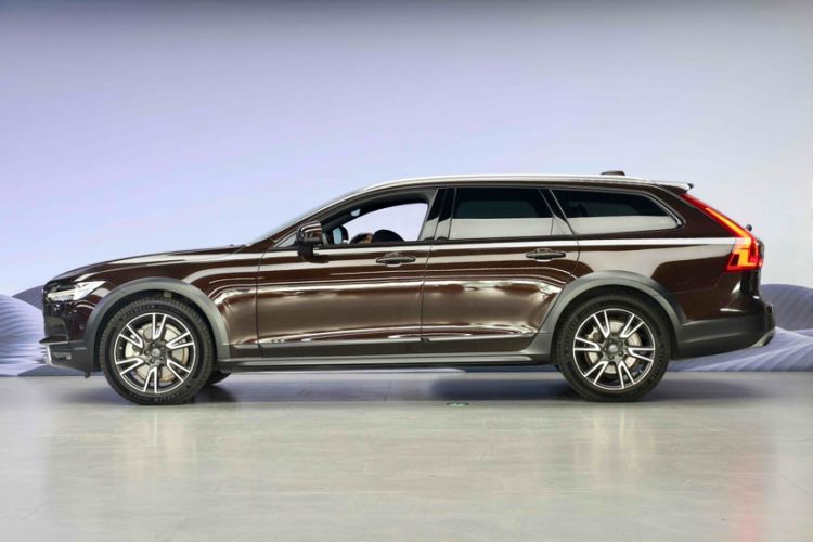 Used Volvo V90 2017 Cross Country T5 AWD Prestige Edition Exterior 7