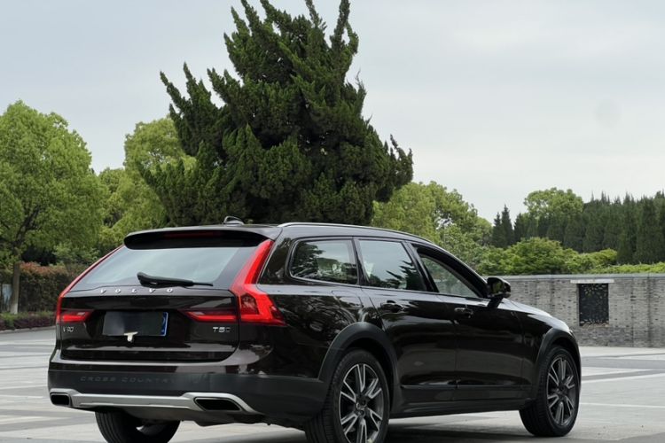 Used Volvo V90 2017 Cross Country T5 AWD Prestige Edition Exterior 8