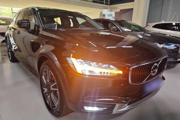 Used Volvo V90 2017 Cross Country T5 AWD Prestige Edition Front Right 45 Deg