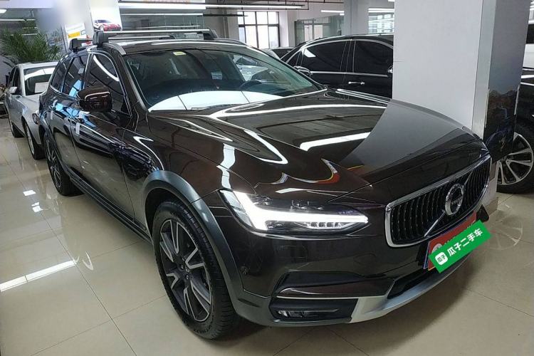 Used Volvo V90 2017 Cross Country T5 AWD Prestige Edition Front Right 45 Deg