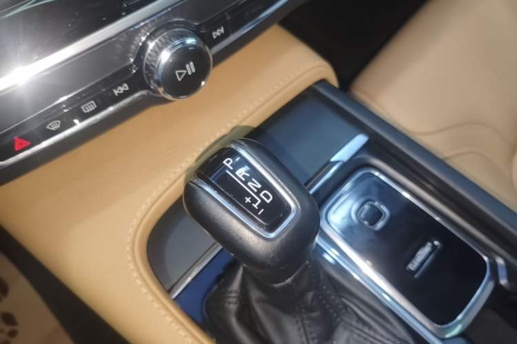 Used Volvo V90 2017 Cross Country T5 AWD Smart Range Edition Gear Lever