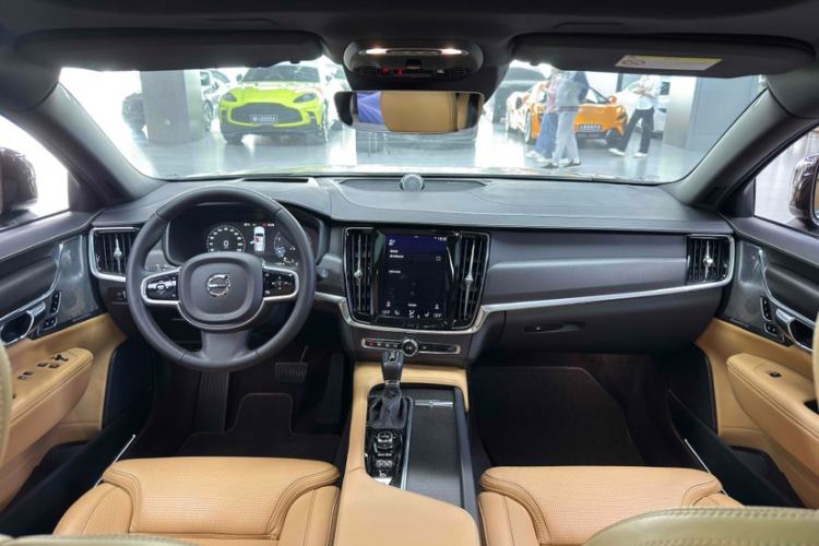 Used Volvo V90 2017 Cross Country T5 AWD Prestige Edition Interior 10