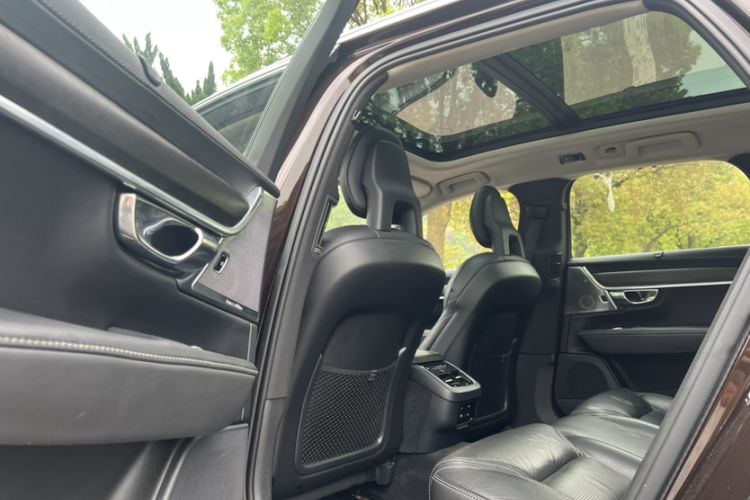Used Volvo V90 2017 Cross Country T5 AWD Prestige Edition Interior 10