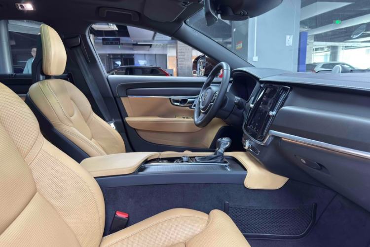 Used Volvo V90 2017 Cross Country T5 AWD Prestige Edition Interior 12