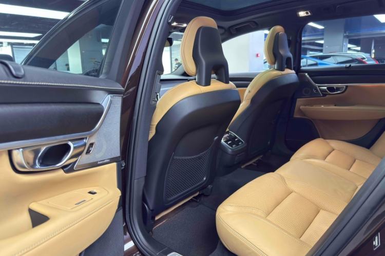 Used Volvo V90 2017 Cross Country T5 AWD Prestige Edition Interior 2