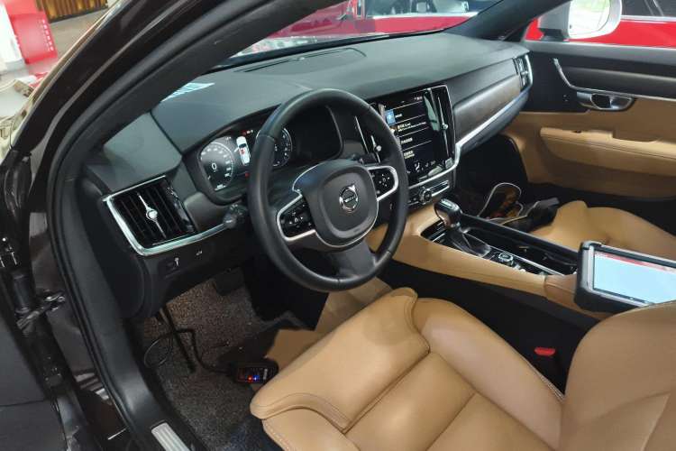 Used Volvo V90 2017 Cross Country T5 AWD Smart Range Edition Interior 2