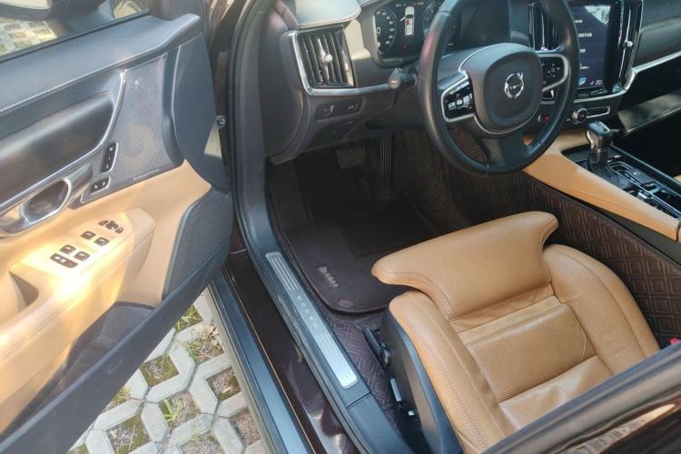 Used Volvo V90 2017 Cross Country T5 AWD Prestige Edition Interior 3
