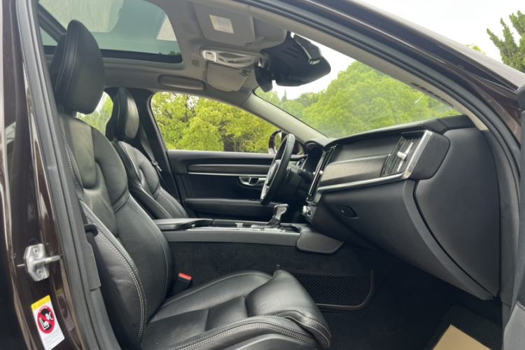 Used Volvo V90 2017 Cross Country T5 AWD Prestige Edition Interior 4