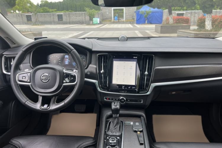 Used Volvo V90 2017 Cross Country T5 AWD Prestige Edition Interior 5