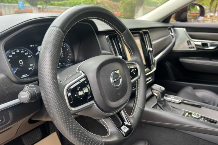 Used Volvo V90 2017 Cross Country T5 AWD Prestige Edition Interior 6