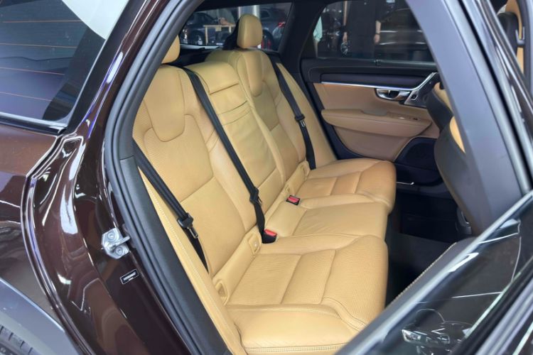 Used Volvo V90 2017 Cross Country T5 AWD Prestige Edition Interior 8