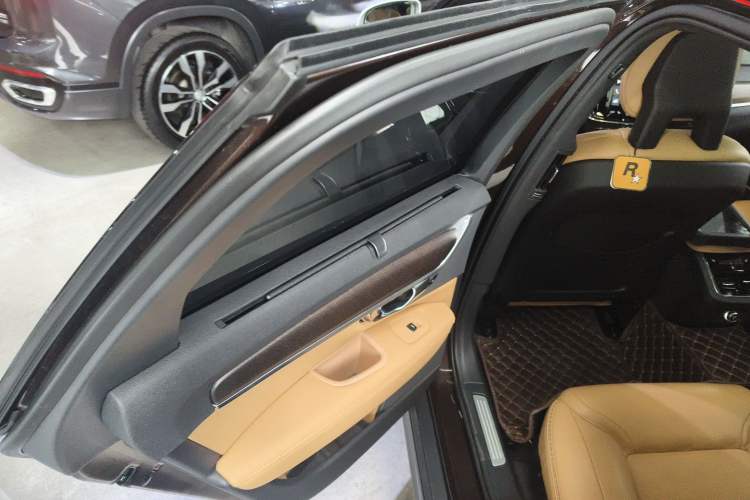 Used Volvo V90 2017 Cross Country T5 AWD Smart Range Edition Interior 8