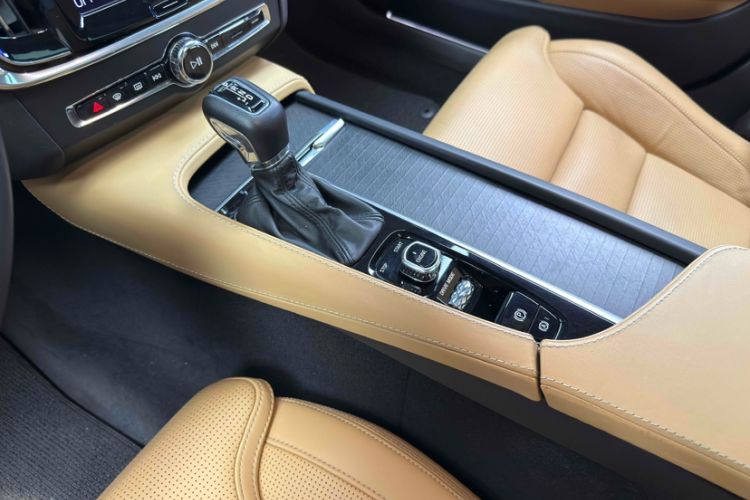 Used Volvo V90 2017 Cross Country T5 AWD Prestige Edition Interior 9