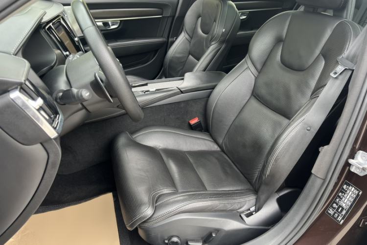 Used Volvo V90 2017 Cross Country T5 AWD Prestige Edition Interior 9