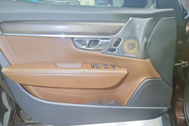 Used Volvo V90 2017 Cross Country T5 AWD Prestige Edition Left Front Door Interior