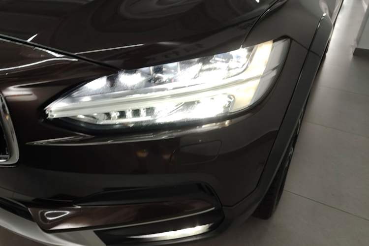 Used Volvo V90 2017 Cross Country T5 AWD Prestige Edition Left Front Headlight